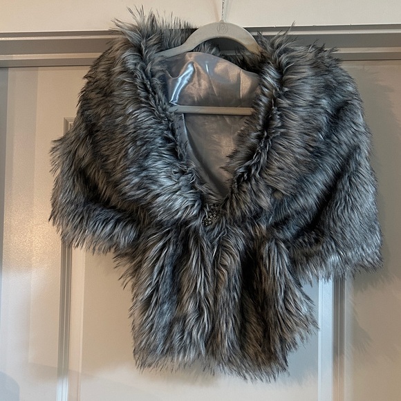 Faux Fur Gray Wrap with Sparkly Brooch - Picture 1 of 6